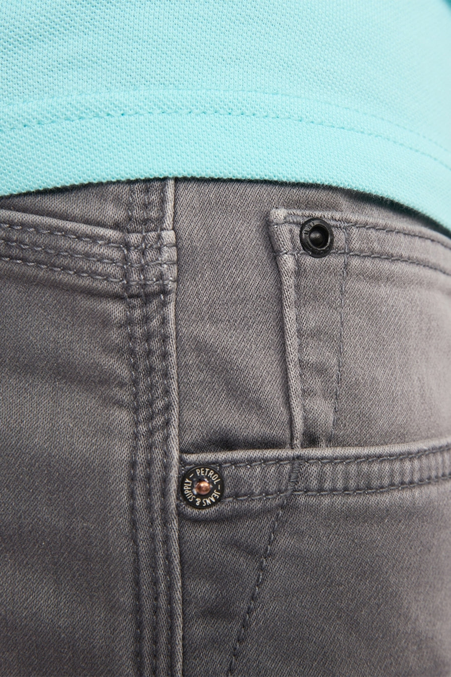 Grijze jeansshort van Petrol Industries, met zakdetail en knopen.
