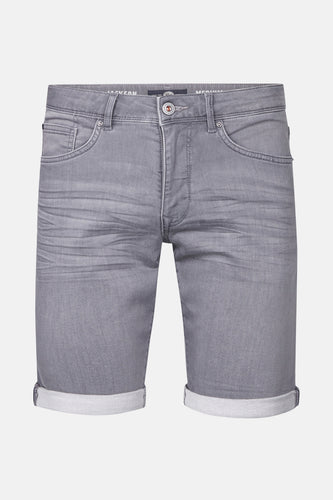 Grijze jeansshort van Petrol Industries, met opgerolde pijpen en subtiele kreuktextuur.
