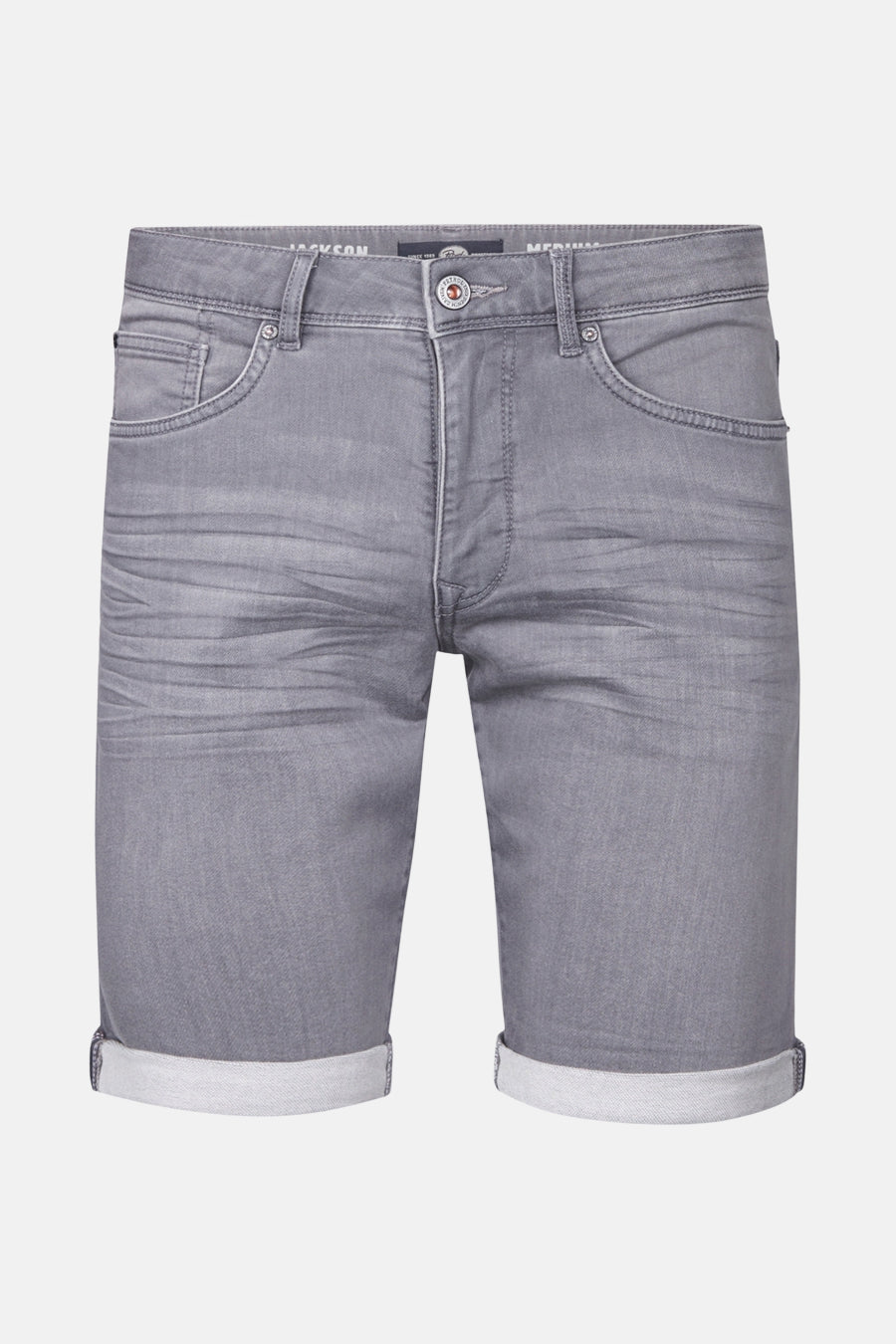 Grijze jeansshort van Petrol Industries, met opgerolde pijpen en subtiele kreuktextuur.

