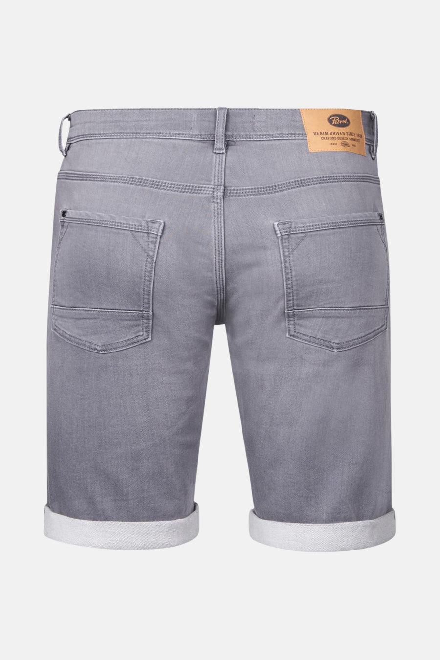 Grijs denim short van Petrol Industries, met opgerolde broekspijpen en achterzakken.