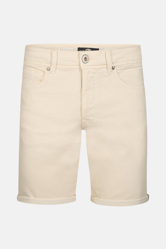 Ecru short van Petrol Industries, met omgeslagen broekspijpen.