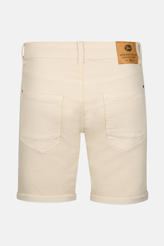 Ecru short van Petrol Industries, met achterzakken en opgerolde pijpen.

