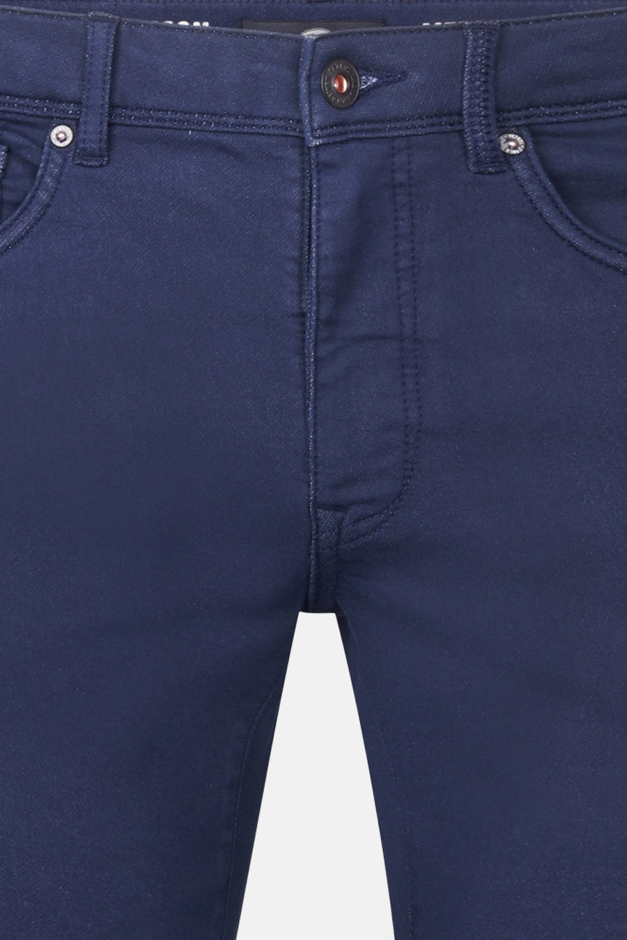 Pantalon court bleu marine de Petrol Industries, avec une fermeture à boutons et des petites coutures discrètes.