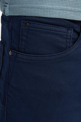 Marineblauwe broek met zak en details.