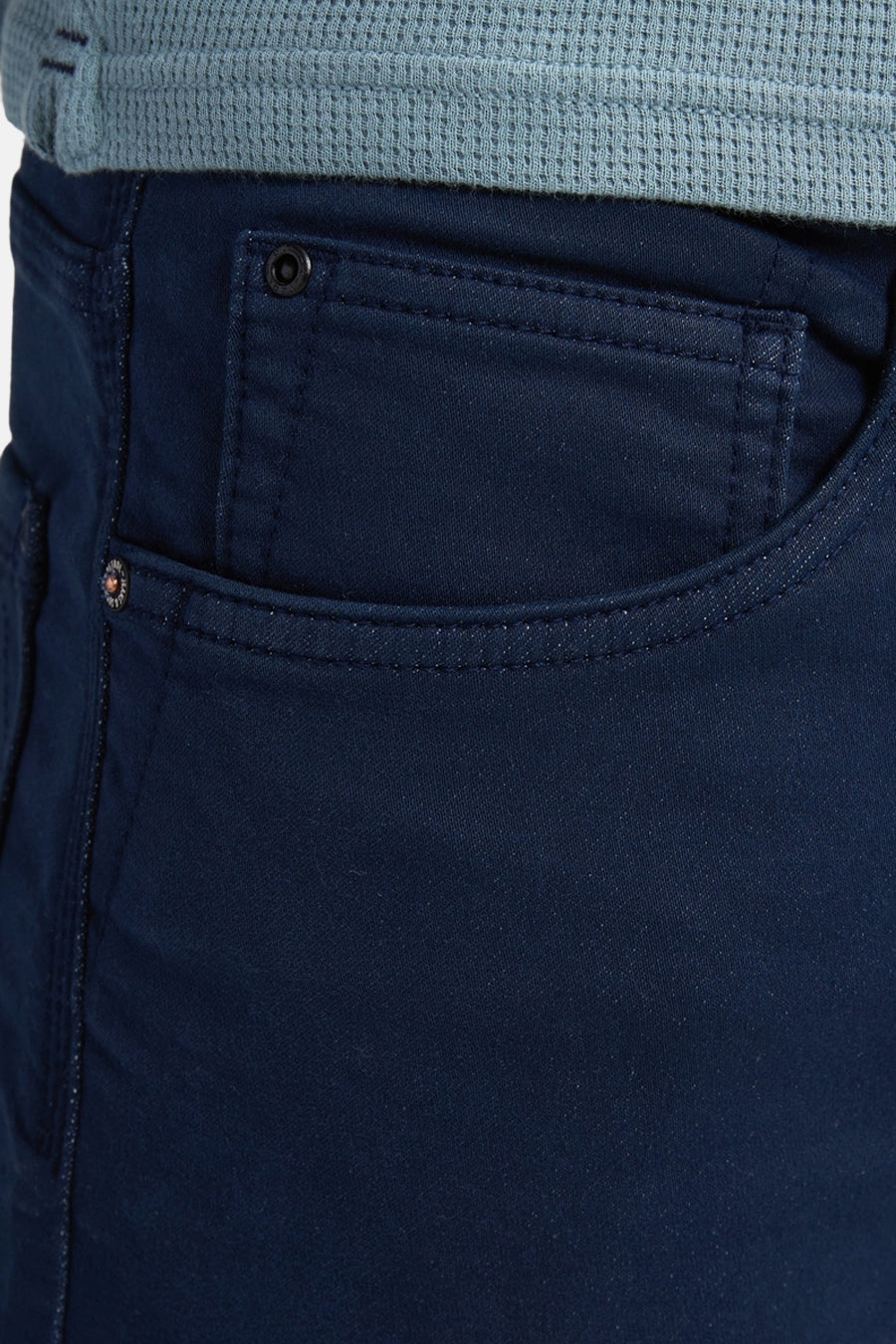 Marineblauwe broek met zak en details.