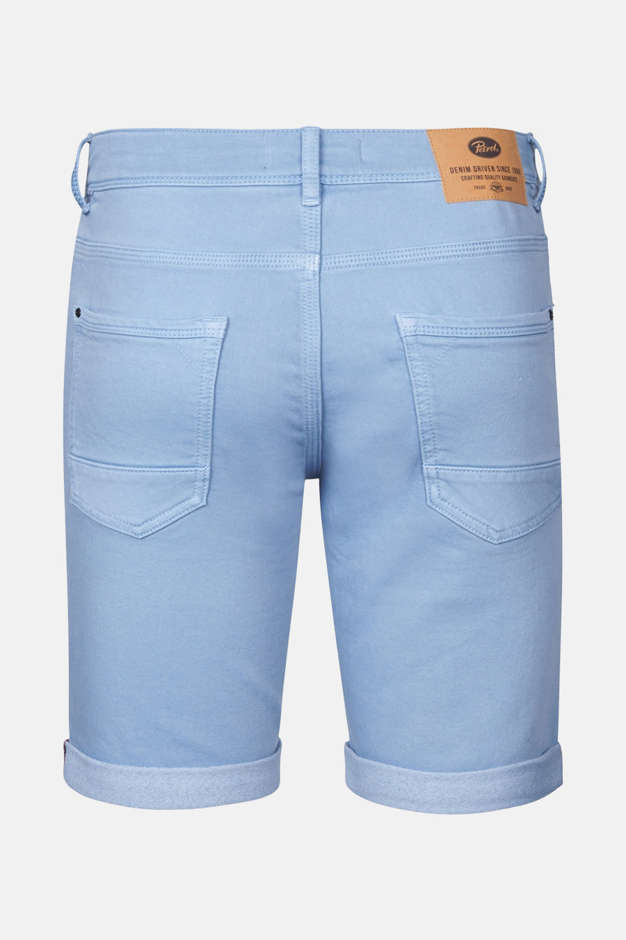 Lichtblauwe denim short van achteren gezien.