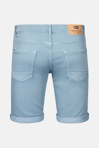 Achterkant van blauwe denim short.