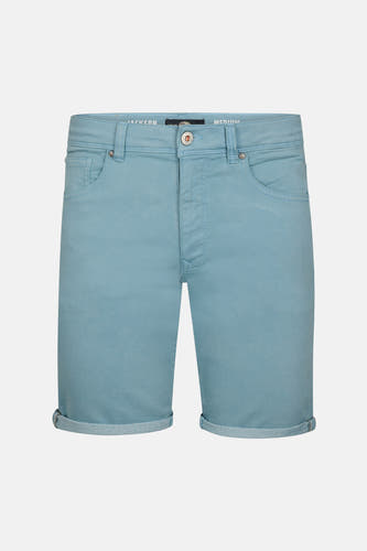 Short bleu de Petrol Industries avec coutures apparentes et rivets foncés au niveau des poches, combiné avec un t-shirt rayé.
