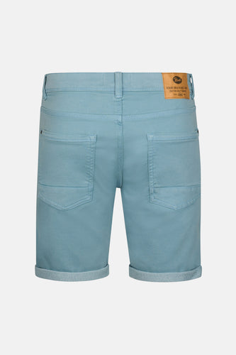 Blauwe short van Petrol Industries, met opgerolde pijpen en achterzakken.
