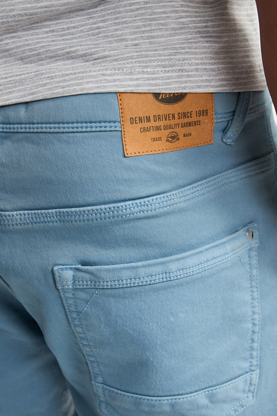 Short bleu de Petrol Industries, dos avec étiquette de marque marron et poche arrière cousue.