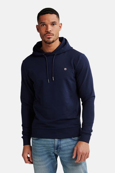 Gilet bleu avec capuche de Petrol Industries, avec des cordons et un petit logo sur la poitrine.