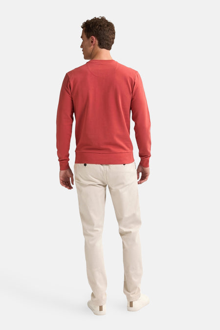 Rode sweater van Petrol Industries, met ronde hals en lange mouwen, op een model met beige broek.