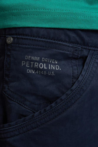Pantalon de travail bleu de Petrol Industries avec un détail de poche et une inscription.