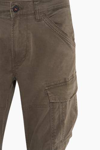 Pantalon de travail vert de Petrol Industries® avec poches sur les jambes.