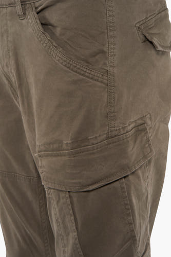 Pantalon de travail vert de Petrol Industries®, avec des poches et des coutures visibles.