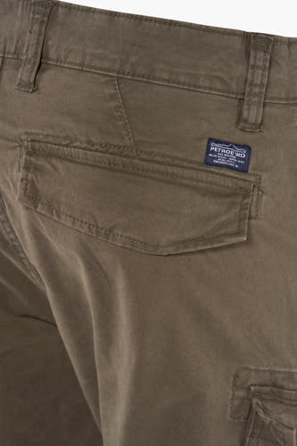Pantalon de travail vert de Petrol Industries avec poche et logo de la marque sur la poche arrière.