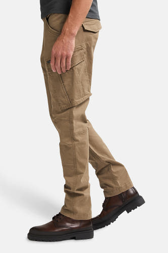 Pantalon cargo écru de Petrol Industries, avec poche latérale et bottes en cuir marron.
