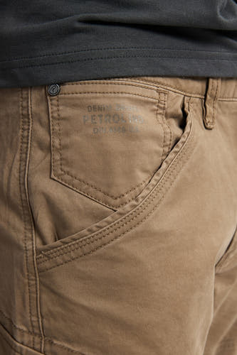 Pantalon de travail écru de Petrol Industries, avec des points détaillés et une subtile impression de marque sur la poche.