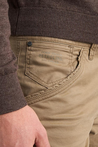 Bruine cargobroek van Petrol Industries® met zaklogo en contrastnaden, close-up op heup en taille.
