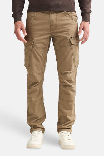 Bruine cargo broek van Petrol Industries® met grote zakken en verstevigde knieën, gedragen met donkere trui en witte sneakers, front view
