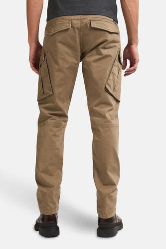 Pantalon cargo écru de Petrol Industries, vu de derrière, avec des poches et des chaussures brunes.