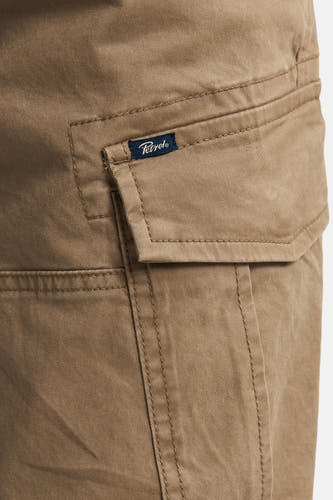 Pantalon de travail écru de Petrol Industries®, avec une poche sur la jambe et des coutures.