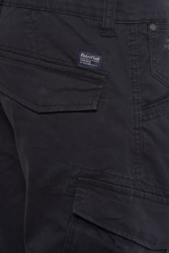 Pantalon de travail noir de Petrol Industries, avec poches et détails de étiquette.