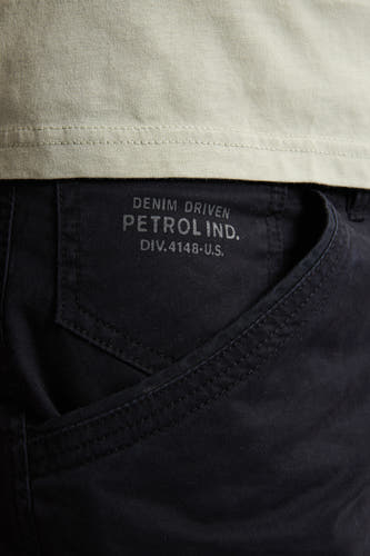Pantalon de travail noir de Petrol Industries avec poche et coutures visibles.