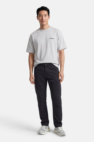 Pantalon cargo noir de Petrol Industries®, avec poches et détails.