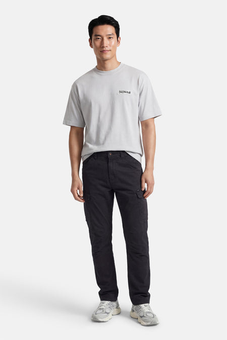 Pantalon cargo noir de Petrol Industries®, avec poches et détails.