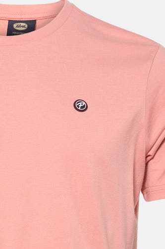 T-shirt rose à manches courtes de Petrol Industries avec un petit logo sur la poitrine.