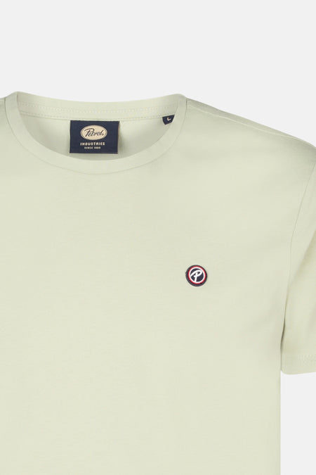 T-shirt vert de Petrol Industries avec un col rond et un petit logo sur la poitrine.