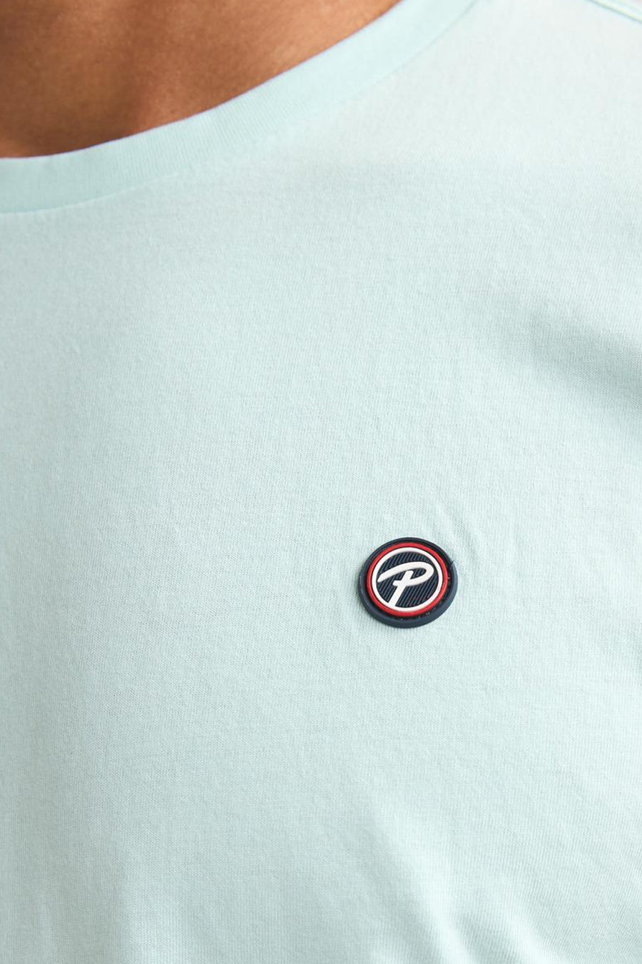 T-shirt vert à manches courtes de Petrol Industries, avec un petit logo sur la poitrine.