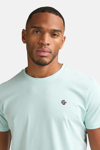 T-shirt vert émeraude de Petrol Industries, avec un col rond et un logo brodé sur la poitrine.