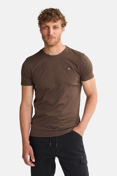 T-shirt brun à manches courtes de Petrol Industries, porté avec un pantalon noir.