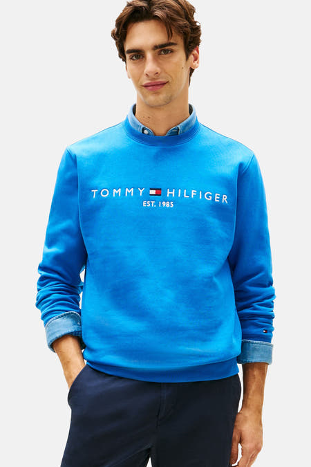 Pull bleu à col rond Tommy Hilfiger, à manches longues et avec logo sur la poitrine.