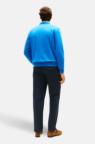 Pull bleu à col rond de TOMMY HILFIGER, vue arrière, combiné avec un pantalon foncé et des chaussures marron.