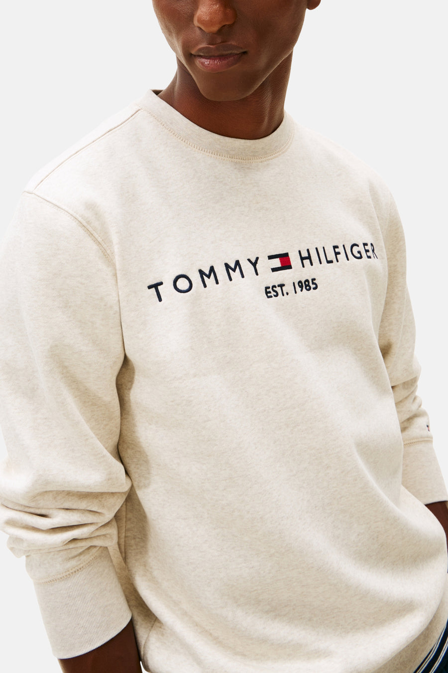 Gilet beige de TOMMY HILFIGER, avec logo et étiquette brodée 'Est. 1985'.