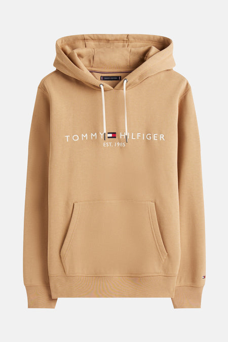 Gilet beige à capuche Tommy Hilfiger, avec des cordons blancs et un logo sur la poitrine.