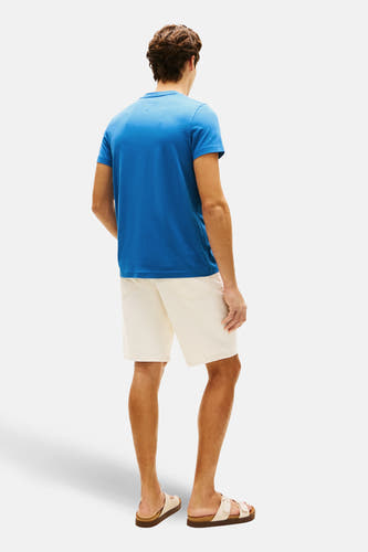 Blauw T-shirt met korte mouwen van TOMMY HILFIGER, gedragen met beige korte broek en sandalen, achterkant.
