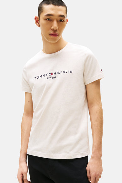 T-shirt beige à manches courtes de TOMMY HILFIGER, avec logo sur la poitrine.