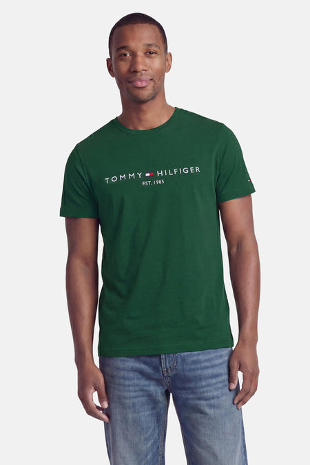 Groene korte mouw T-shirt van TOMMY HILFIGER met wit logo op borst, gedragen door model in lifestyle shot