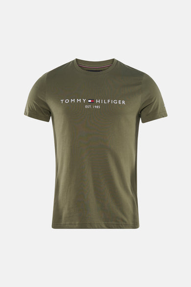 T-shirt vert à manches courtes Tommy Hilfiger, porté avec un jean bleu et des baskets blanches.