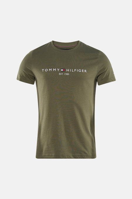 T-shirt vert à manches courtes Tommy Hilfiger, porté avec un jean bleu et des baskets blanches.