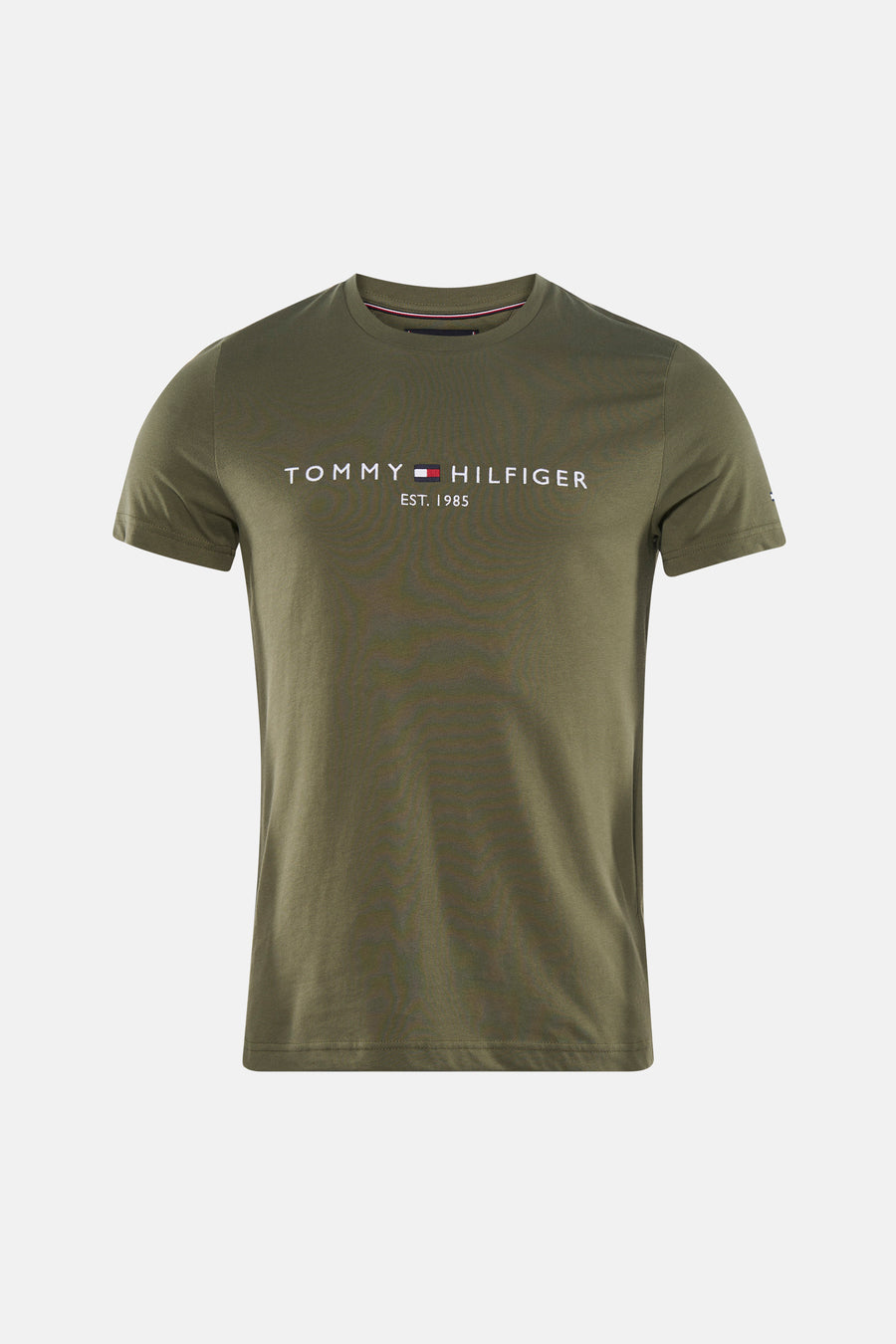 T-shirt vert à manches courtes Tommy Hilfiger, porté avec un jean bleu et des baskets blanches.