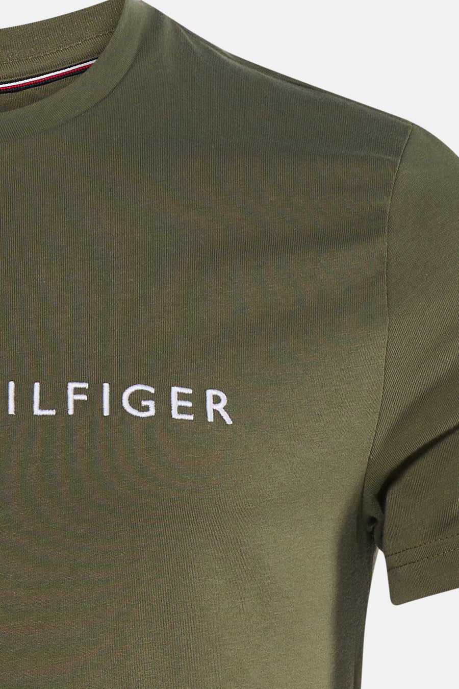 T-shirt vert à manches courtes Tommy Hilfiger, avec logo blanc sur la poitrine et col rond.