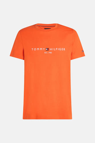 T-shirt à manches courtes orange de TOMMY HILFIGER, avec logo blanc sur la poitrine et petit drapeau sur la manche.