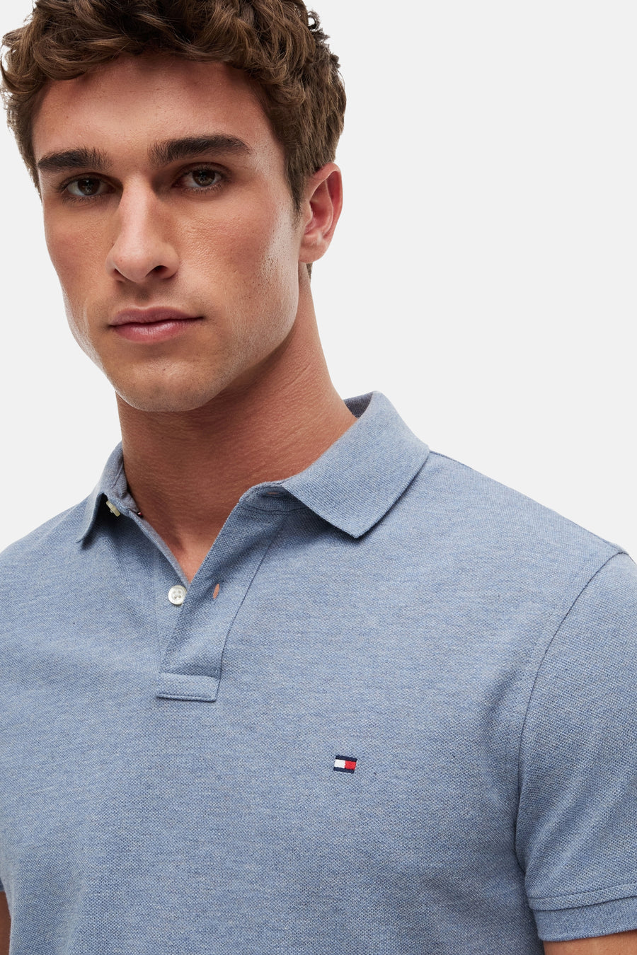 Blauwe piqué polo van TOMMY HILFIGER met klassieke kraag en geborduurd vlaglogo.