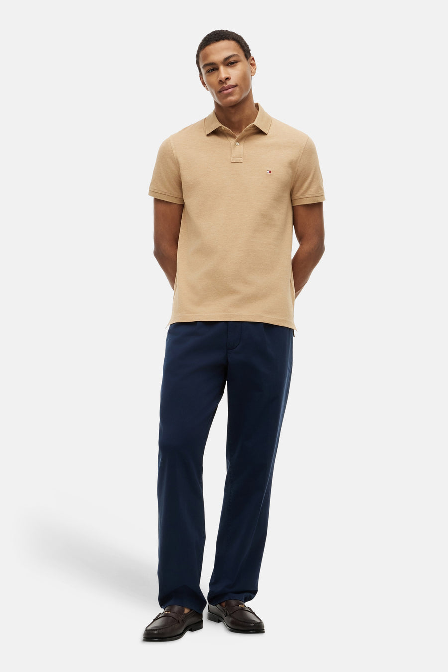 Polo beige de TOMMY HILFIGER avec col classique, manches courtes et un petit logo brodé sur la poitrine.
