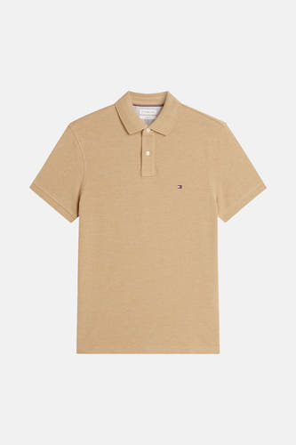 Polo piqué beige de TOMMY HILFIGER avec col classique, deux boutons et un logo drapeau sur la poitrine.